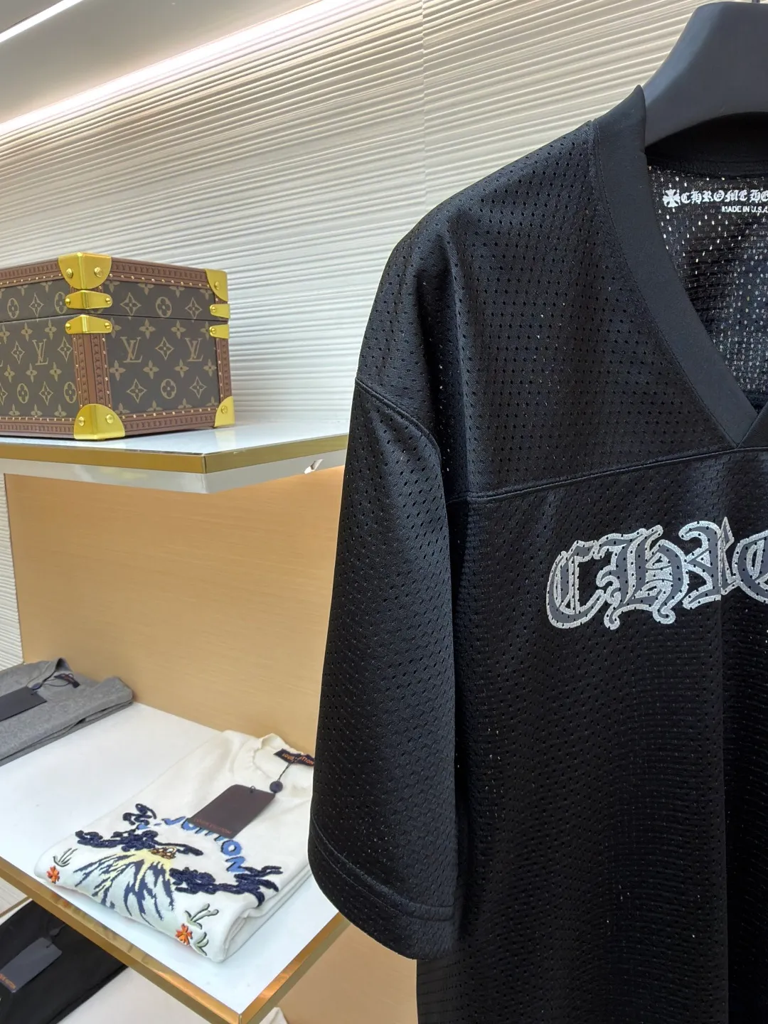 Chrome Hearts Mesh Jersey Short Sleeve ●Item No.: 1682417-A10 ●Material: Mesh Fabric ●Technology: Glue Printing ●Color: Black ●Type: Loose Fit ●Weight: About 305 Grams ●Size: S-M-L-XL ●Description: Customized Obsidian Star Mesh Cloth Cool, breathable and comfortable to the skin Because of its unique mesh structure, it can effectively discharge heat and moisture from the body. Mainly based on obsidian black. Give a deep sense of luxury. Western Gothic body text is embedded in the mesh gaps to control the visual focus. Unique V-neck design. Modify the neck line. Numbers are integrated into the ritual expression of rock and roll beliefs. Interpret faith with rebellion. Dare to be broken. Leading the rebellion, using imported bright golden paste printing. The printing has been modified three times with the film screen. Use glue liquid paint to print the pattern on the fabric. The fabric is baked to fix the printed pattern, and the fabric has been washed. It has better hand feel and texture. It is not easy to deform, not easy to shrink, not easy to fade Maintain long-lasting beauty. The overall wiring is straight and delicate, the fabric is comfortable and soft, and the color is consistent without color difference. It can be matched with the same style to create a fashionable look and control various occasions. Customized accessories, complete with three standards, same style for men and women!